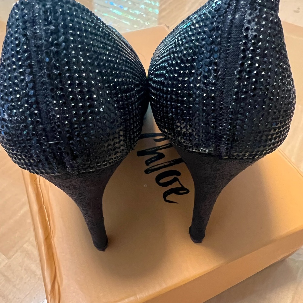 Chase + Chloe women shoes size 8
Hell height 4”
Used
Lala36
Color black - Picture 2 of 8